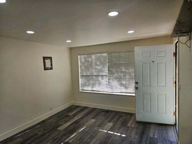Building Photo - Roy Duplex