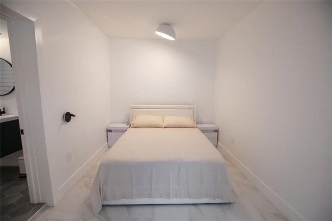 Building Photo - 1112 NE 17th Terrace