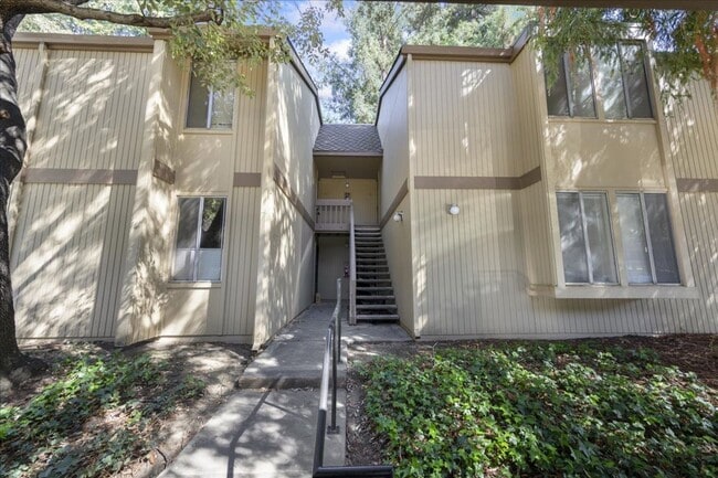 Building Photo - Spacious 1 Bed 1 Bath Condo Near Major Tech Companies