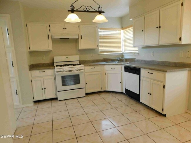 Building Photo - 5025 Ballinger Dr