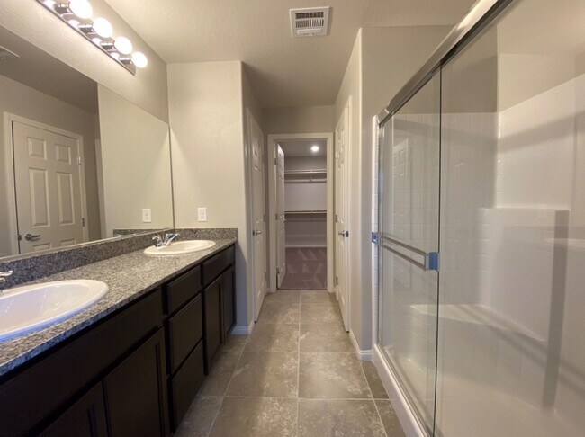 Building Photo - 4 BED 2.5 BATH 2 CAR GARAGE,  LARGE CORNER...