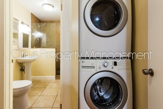 Building Photo - Charming Duplex in Mills 50 District