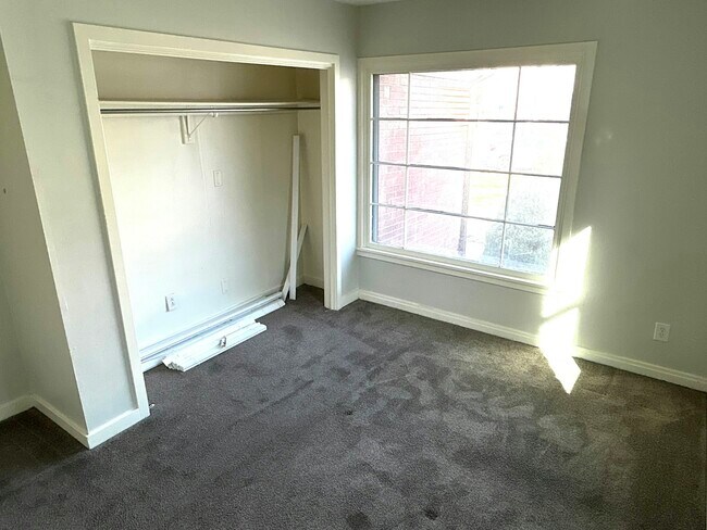 Building Photo - 570 E 500 N