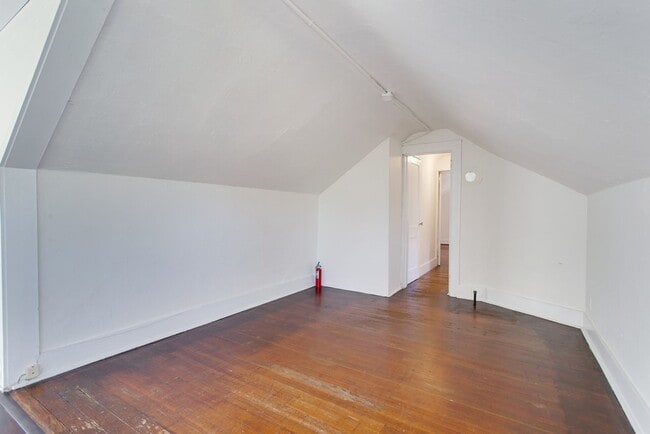 Building Photo - 1913 SE Stark St