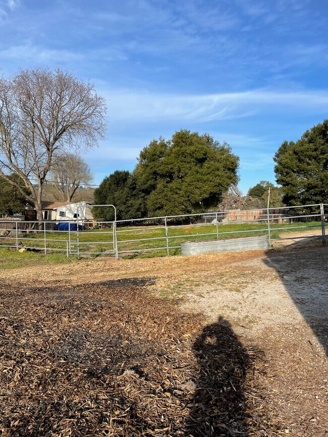 Building Photo - 3757 Ardilla Rd