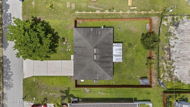 Building Photo - 411 Oceanside St