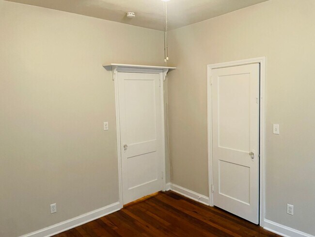 Building Photo - Quiet and provate location near TMH