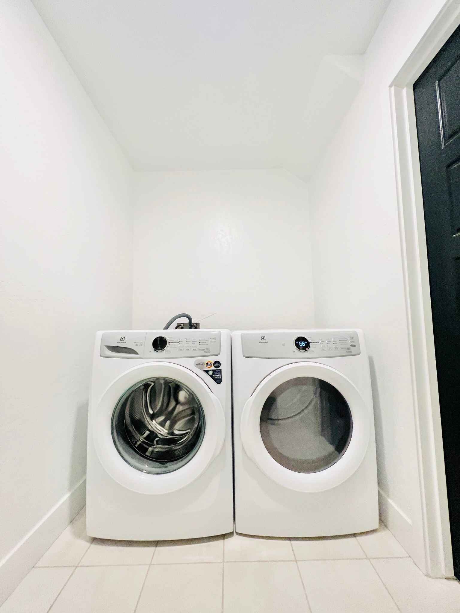 Building Photo - 2821 E Tamarind Dr