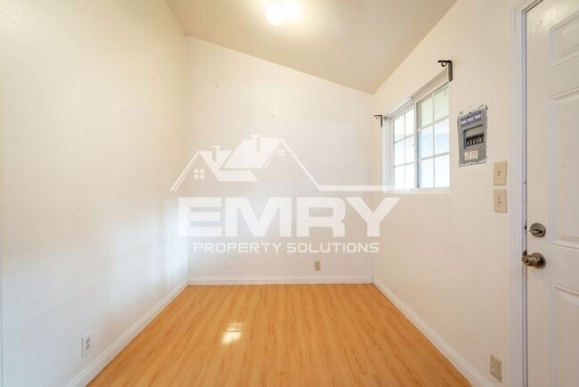 Building Photo - 1 Bed 1 Bath Unit for Rent Orange Blossom Move in Ready