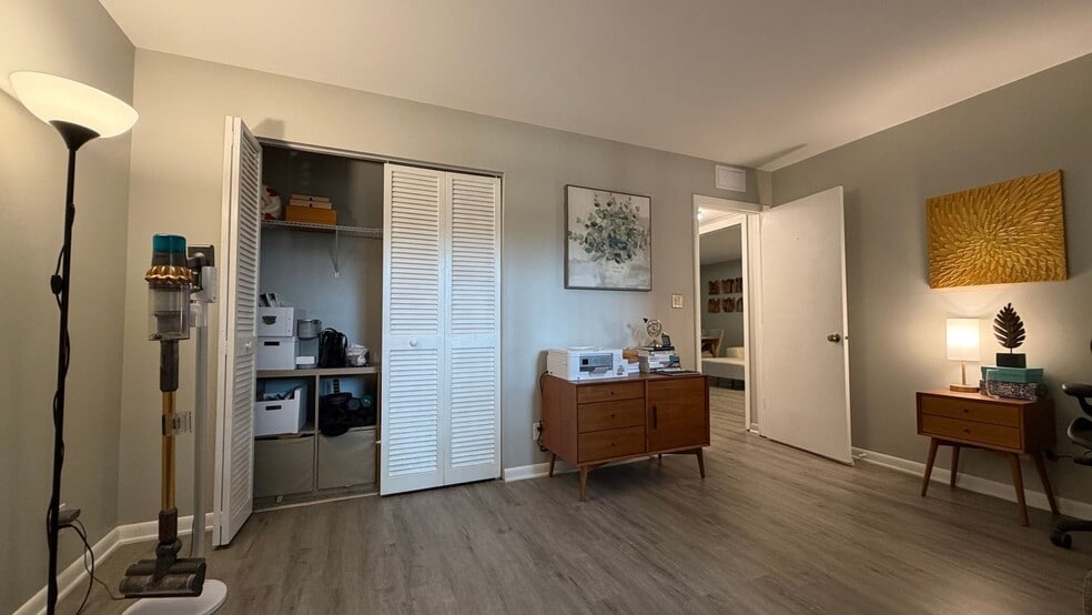 Building Photo - 610 Tennis Club Dr