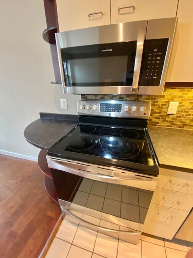 Building Photo - Dupont - West End Fabulous studio with decorative Fireplace & W/D