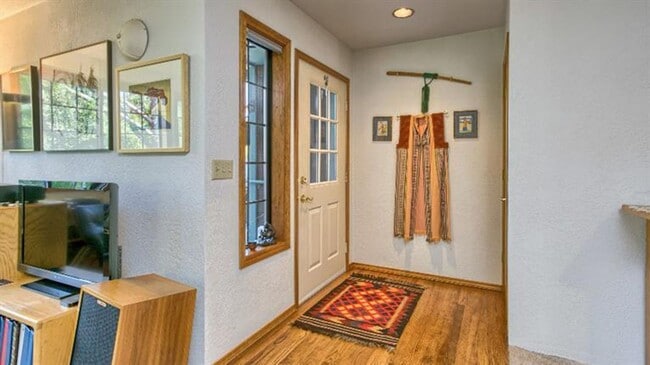 Building Photo - Serene 3 bed/2 bath home in beautiful garden setting | Available June