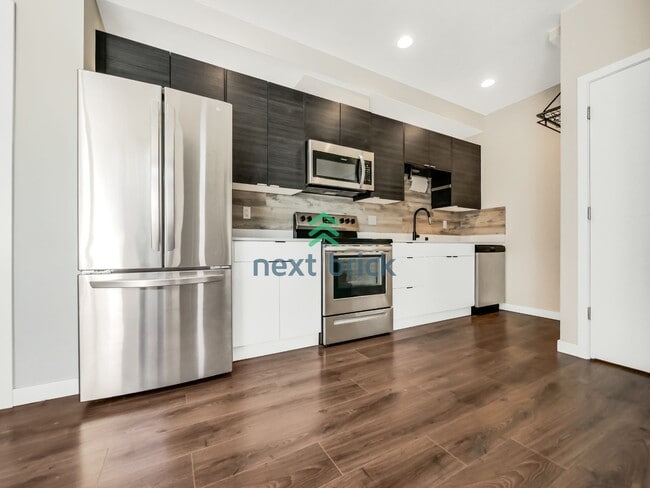 Building Photo - 2 Bed 2 Bath Spacious Townhome