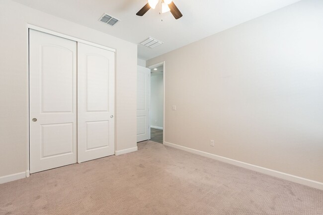 Building Photo - Beautiful and Spacious Single-Level Family...