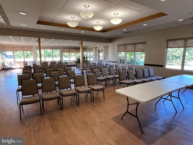 Building Photo - 15100 Interlachen Dr