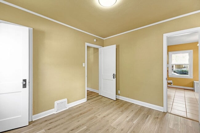 Building Photo - 3BR Cottage with Large Backyard, Garage and a Basement!