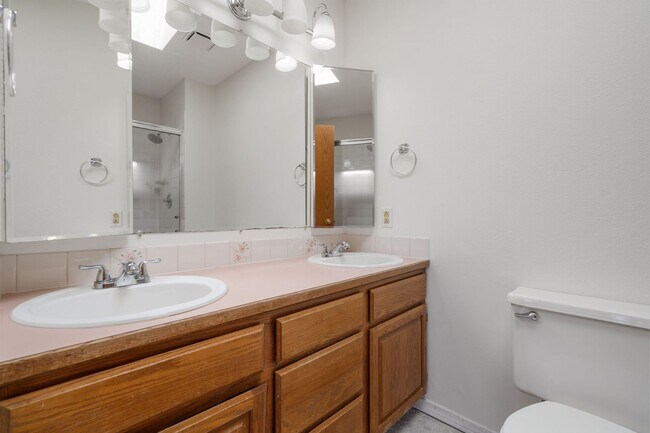 Building Photo - Spacious 4 Bed, 3 Bath Home | Central Vall...