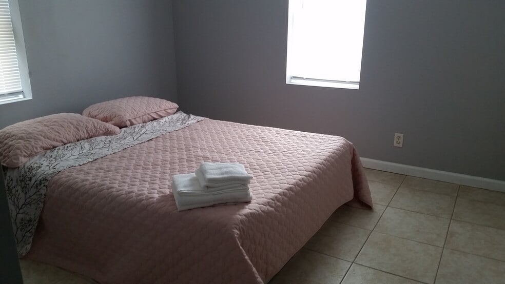 Master Bedroom - 4501 E Chestnut St