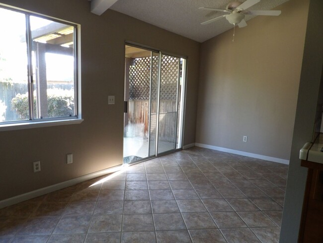 Building Photo - Great home for rent in Visalia!