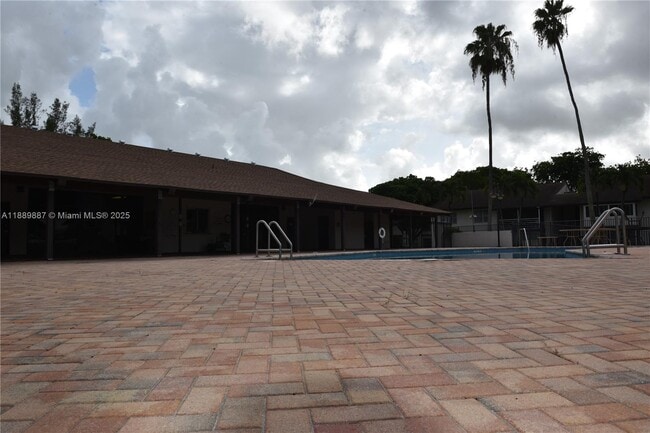 Building Photo - 325 W Laurel Dr