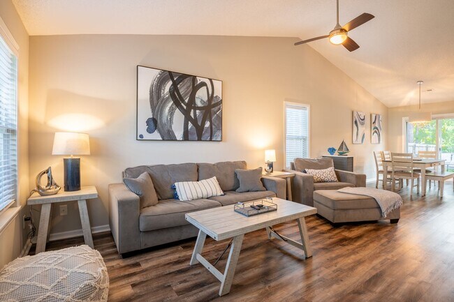 Building Photo - FURNISHED RENTAL FOR 3-12 MONTHS AVAILABLE MID-JUNE