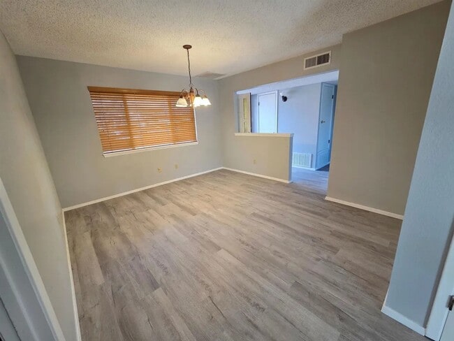 Building Photo - Very well maintained home