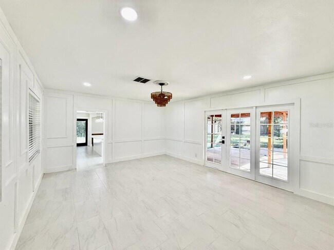 Building Photo - 15611 Walden Ave