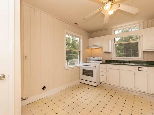 Building Photo - 303 22nd St