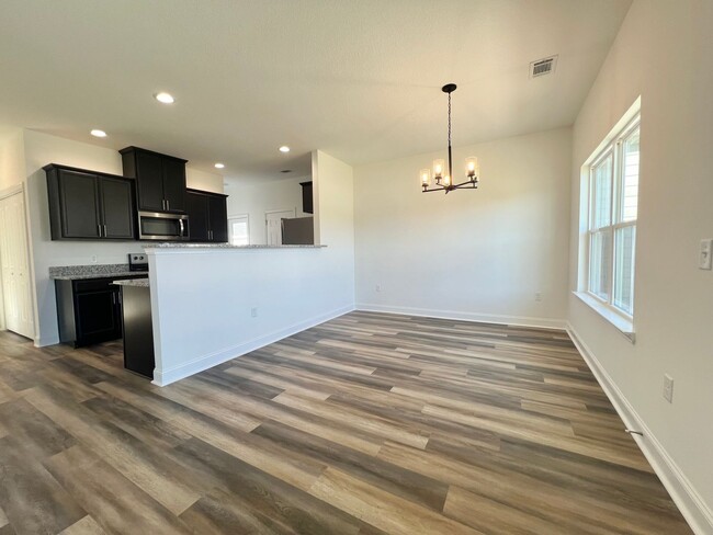 Building Photo - MOVE-IN READY [PET FRIENDLY - SMALL PETS O...