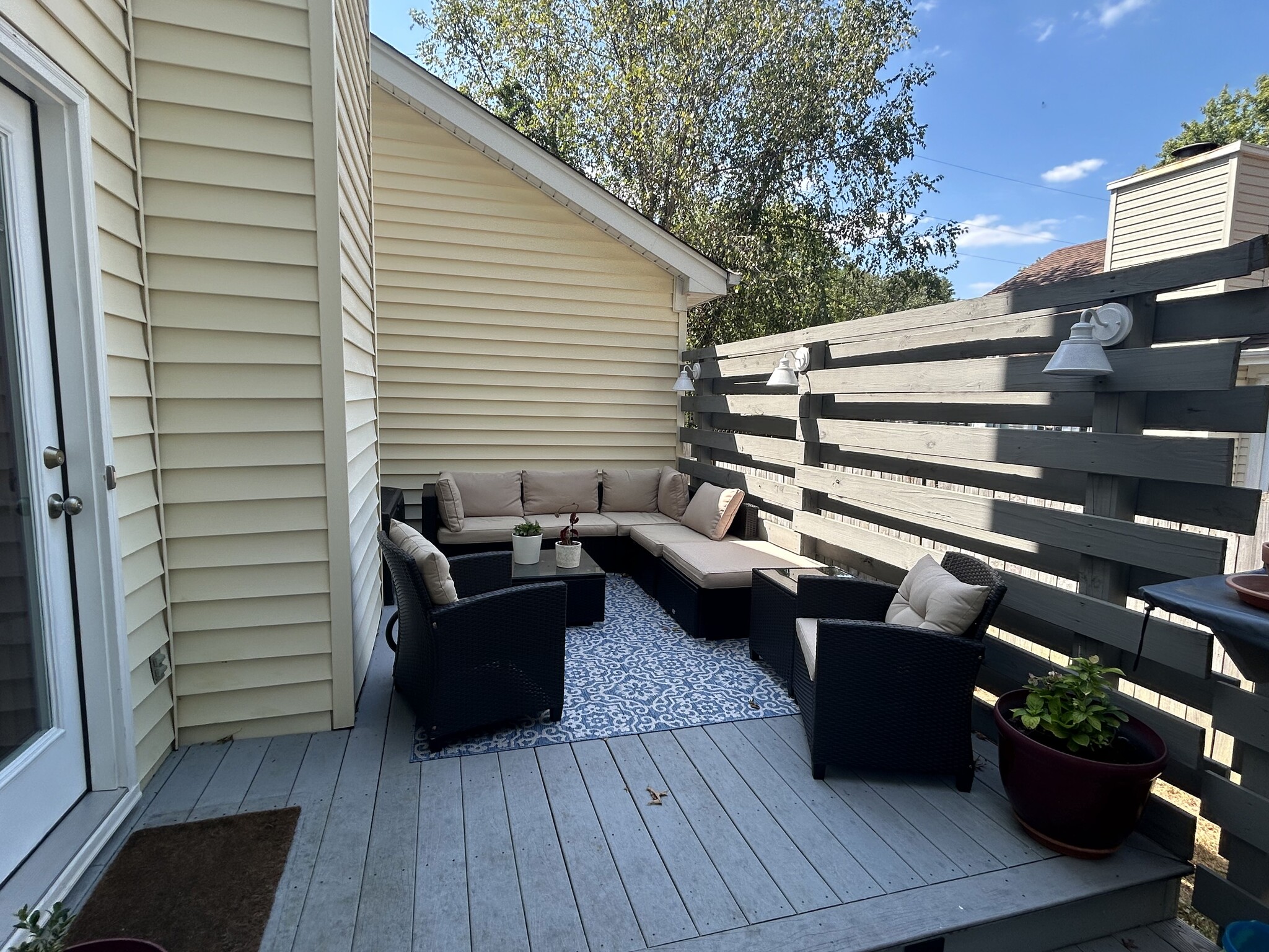 Two level deck with privacy wall - 405 Windsor Ct