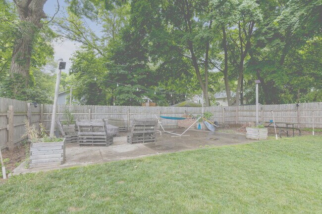 Building Photo - Charming Rental with Large Fenced Yard nea...