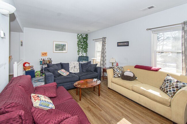 Building Photo - Charming 3 Bed 3.5 Bath Townhome