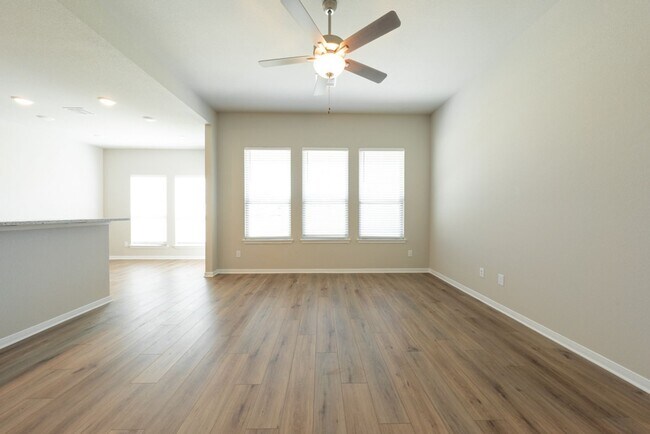 Building Photo - Spacious 4 Bedroom Home in South Temple – ...