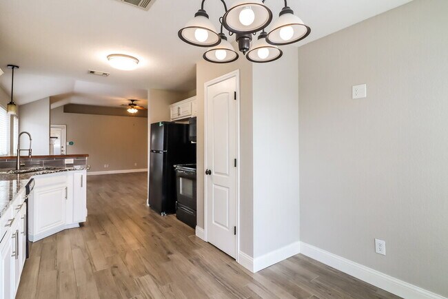 Building Photo - 2616 Wakecrest Dr