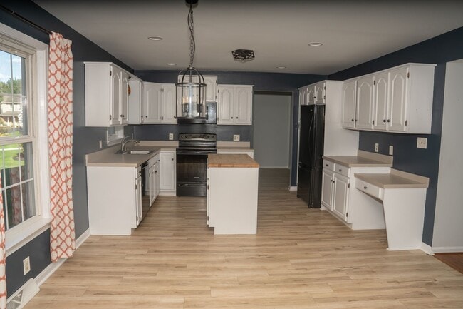 Building Photo - 922 Pinetree Way