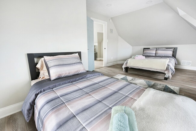 Building Photo - 444 Oneida St