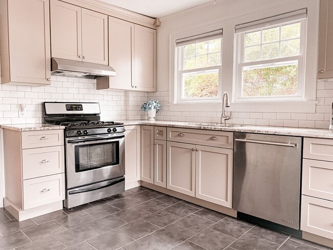 Primary Photo - Quiet Neighborhood - Short-Term Single Fam...