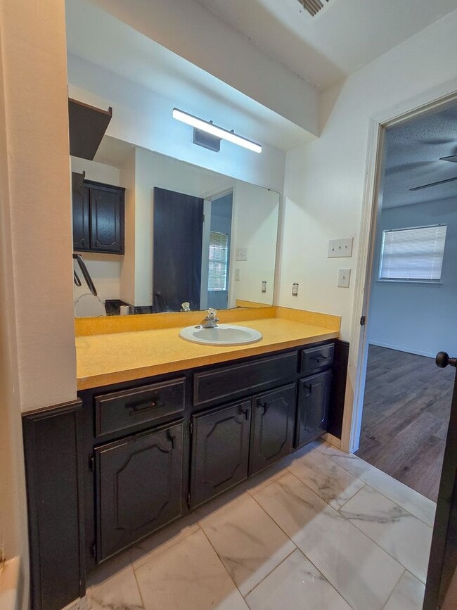 Building Photo - 3 Bedroom 2 Bath home in Shawnee!