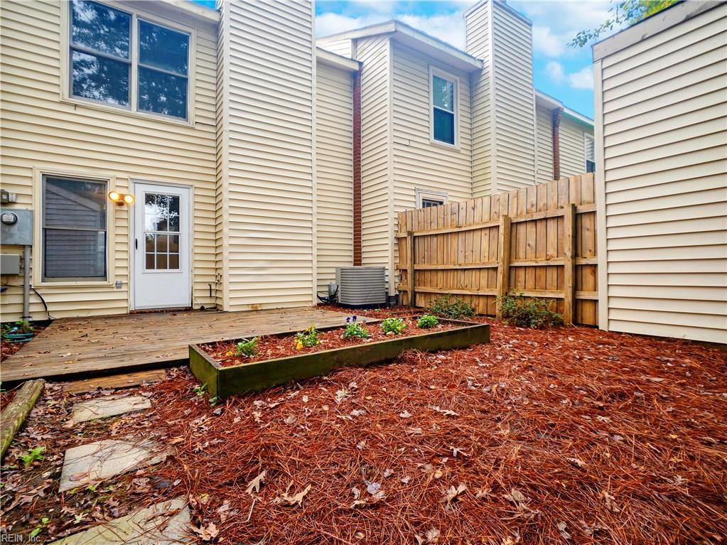 Building Photo - 2407 Rennie Dr