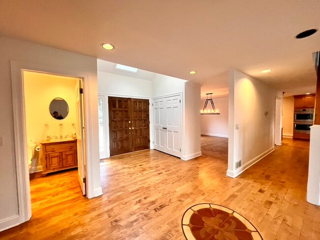 Front entry area - 56 Red Coat Rd