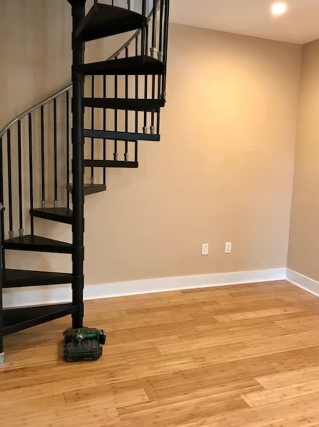 Building Photo - 1527 W Porter St