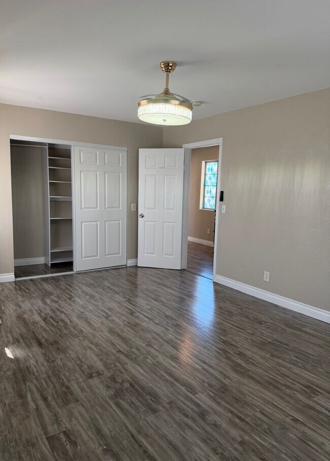 Building Photo - 5 Bed 3 Bath House Available Now!