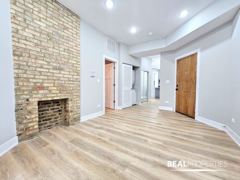 Building Photo - 428 W Belden Ave