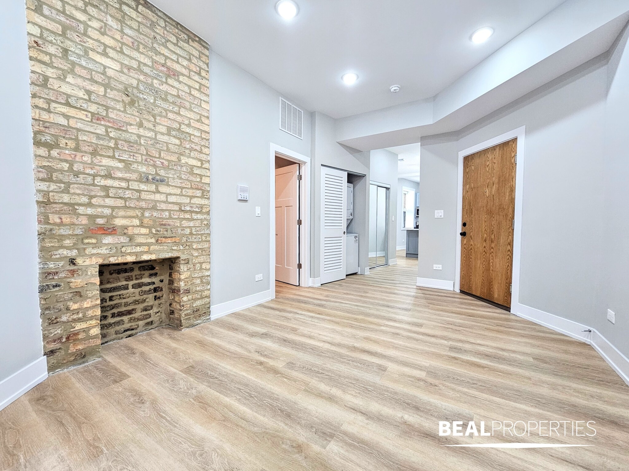 Building Photo - 428 W Belden Ave