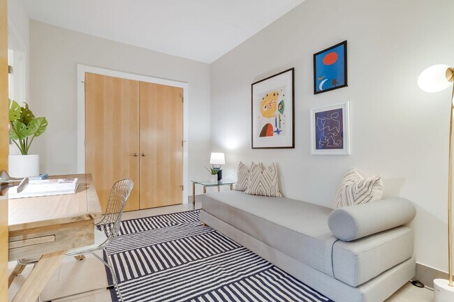 Building Photo - Logan Circle Condo | 2 Bed | 2 Bath | 1,000 Sf | 1 Garage Parking Space
