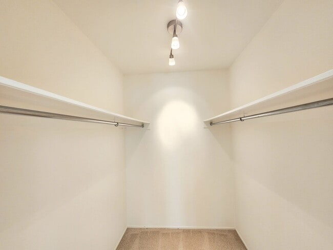 Building Photo - Top floor large 2 bed 2 bath open views at Woodlake