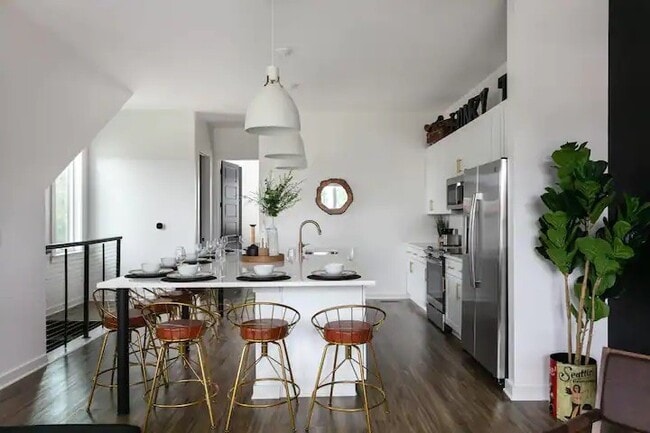 Building Photo - 738 Douglas Ave