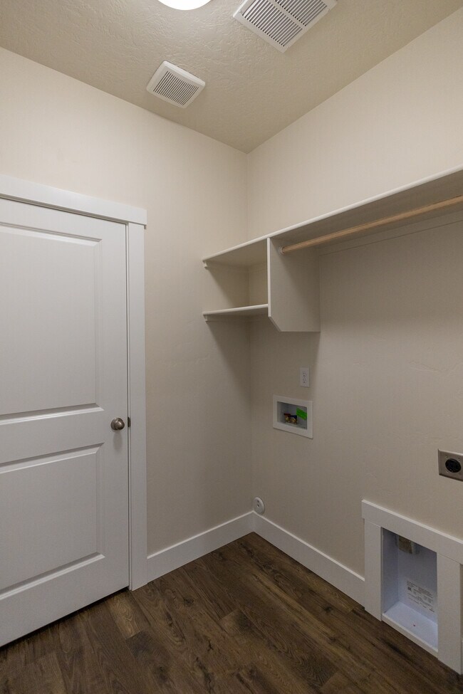 Building Photo - 5558 W Aralia Dr