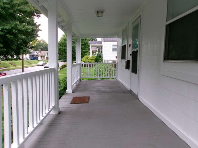 Building Photo - Charming & Updated Home Ready for Move-In