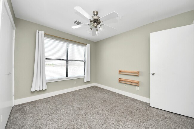 Building Photo - 8715 Meadowcroft Dr